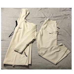 SET - Nike Sportswear Tech Pack (L)